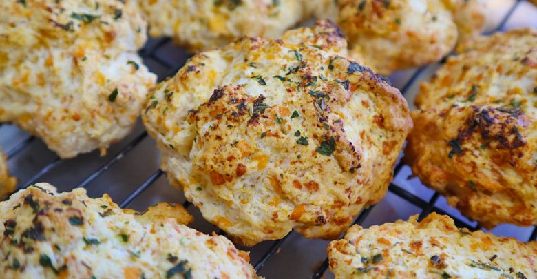 Red Lobster's Cheddar Bay Biscuits | Easy Cheddar Biscuits